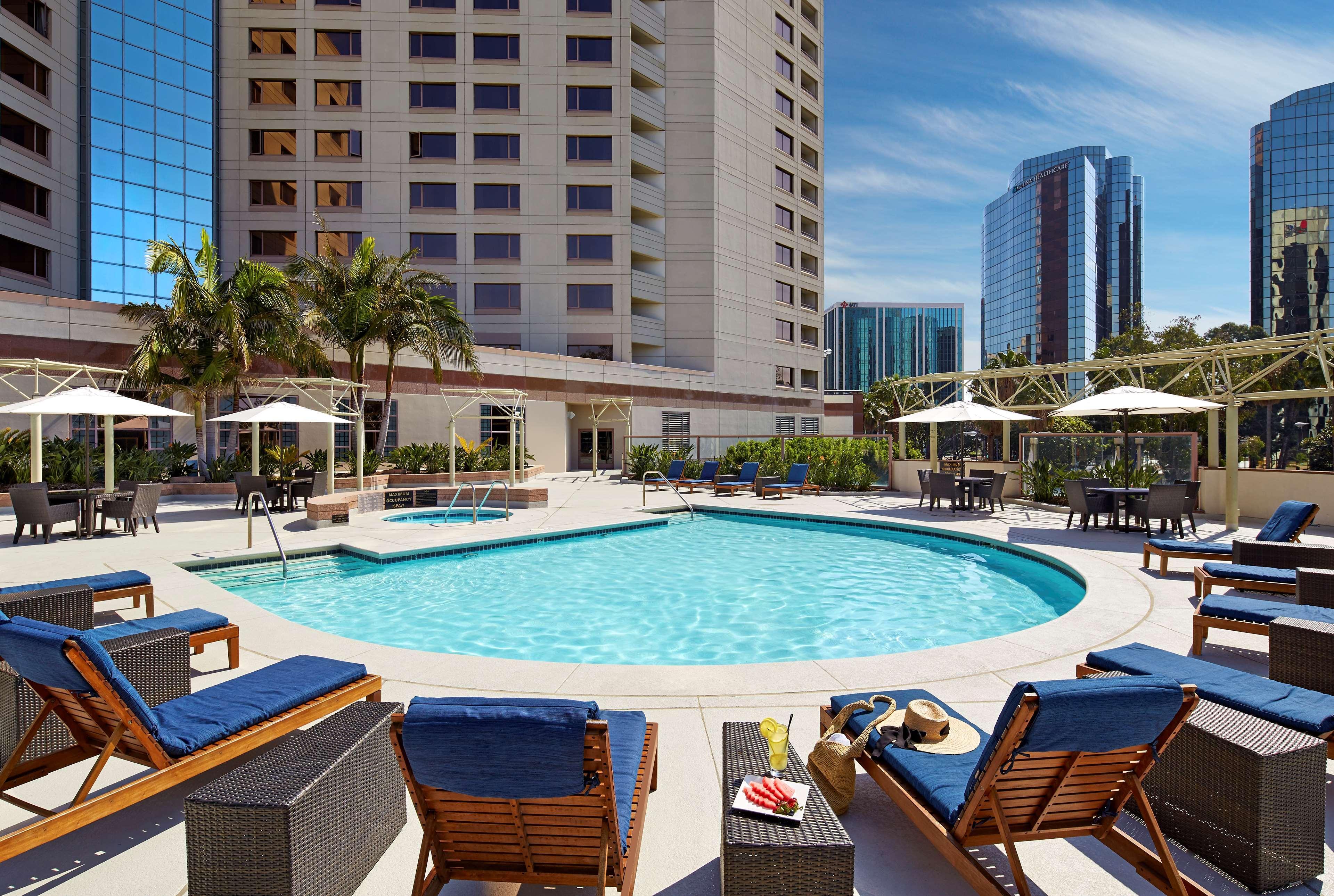 Hilton Long Beach Hotel Bagian luar foto